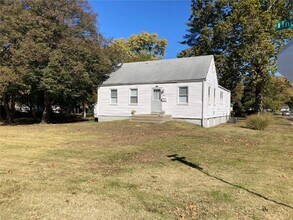 915 Lindsay Ln in Florissant, MO - Building Photo - Building Photo