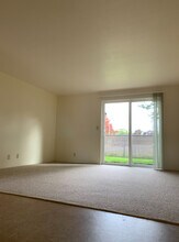 Coburg Road Apartments in Eugene, OR - Building Photo - Building Photo