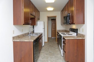 Park Embassy in St. Louis Park, MN - Building Photo - Interior Photo