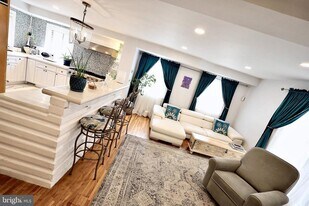 701 Lombard St in Philadelphia, PA - Building Photo