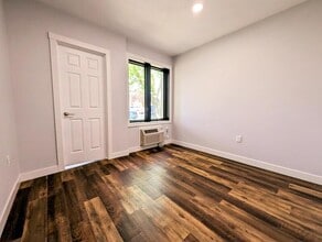 413 Jefferson St in Pella, IA - Building Photo - Building Photo