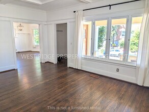 1526 NE Schuyler St in Portland, OR - Foto de edificio - Building Photo