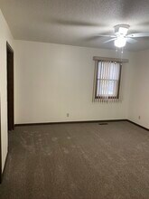 512 Breezy Point Dr in Clinton, IA - Building Photo - Building Photo