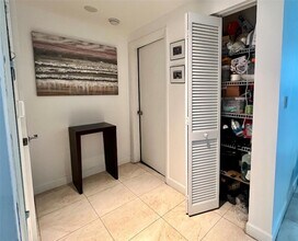 7280 SW 89th St, Unit D206 in Miami, FL - Building Photo - Building Photo