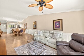2202 Hidden Lake Dr, Unit Falling Waters in Naples, FL - Foto de edificio - Building Photo