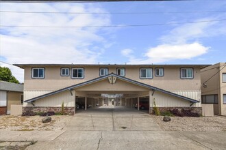 170 Stoakes Ave in San Leandro, CA - Foto de edificio - Building Photo