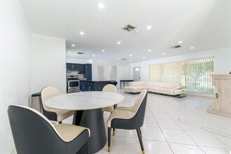 2011 N 43rd Ave in Hollywood, FL - Building Photo - Building Photo