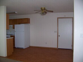 1428 Morningside Ave N in Glencoe, MN - Foto de edificio - Building Photo