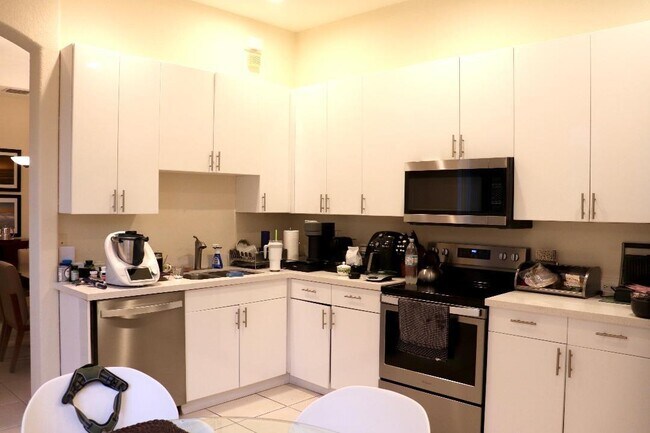 886 Spinnaker Dr W in Hollywood, FL - Building Photo - Building Photo