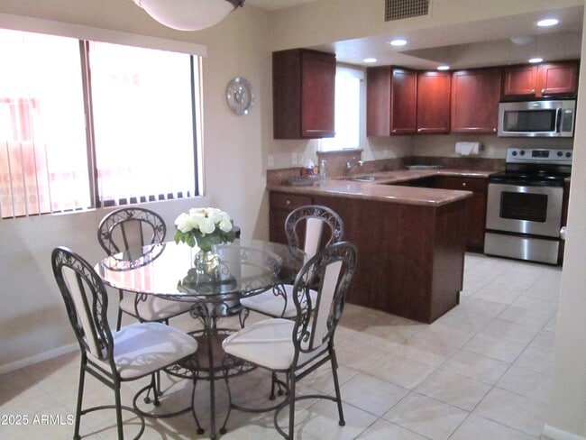 12212 N Paradise Village Pkwy W in Phoenix, AZ - Building Photo - Building Photo