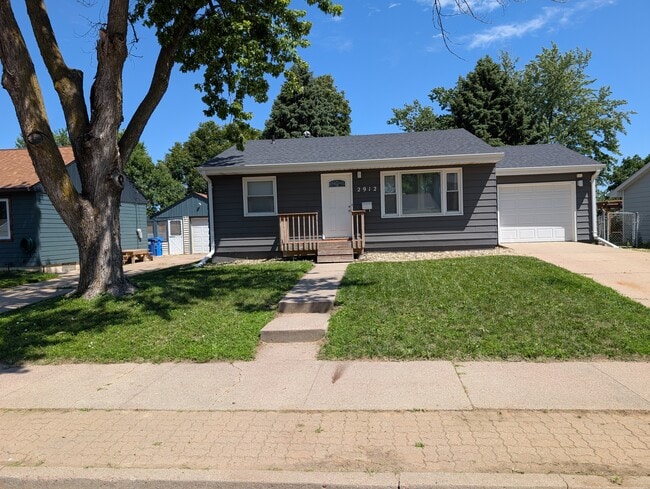 2912 E Sioux St