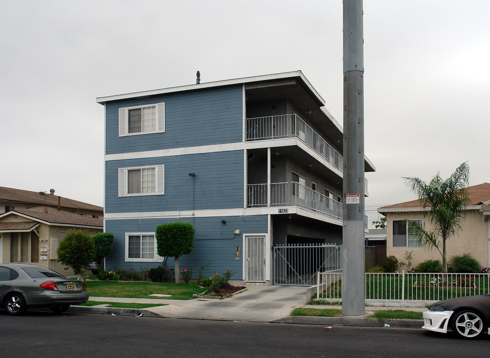 11623 Eucalyptus Ave in Hawthorne, CA - Building Photo