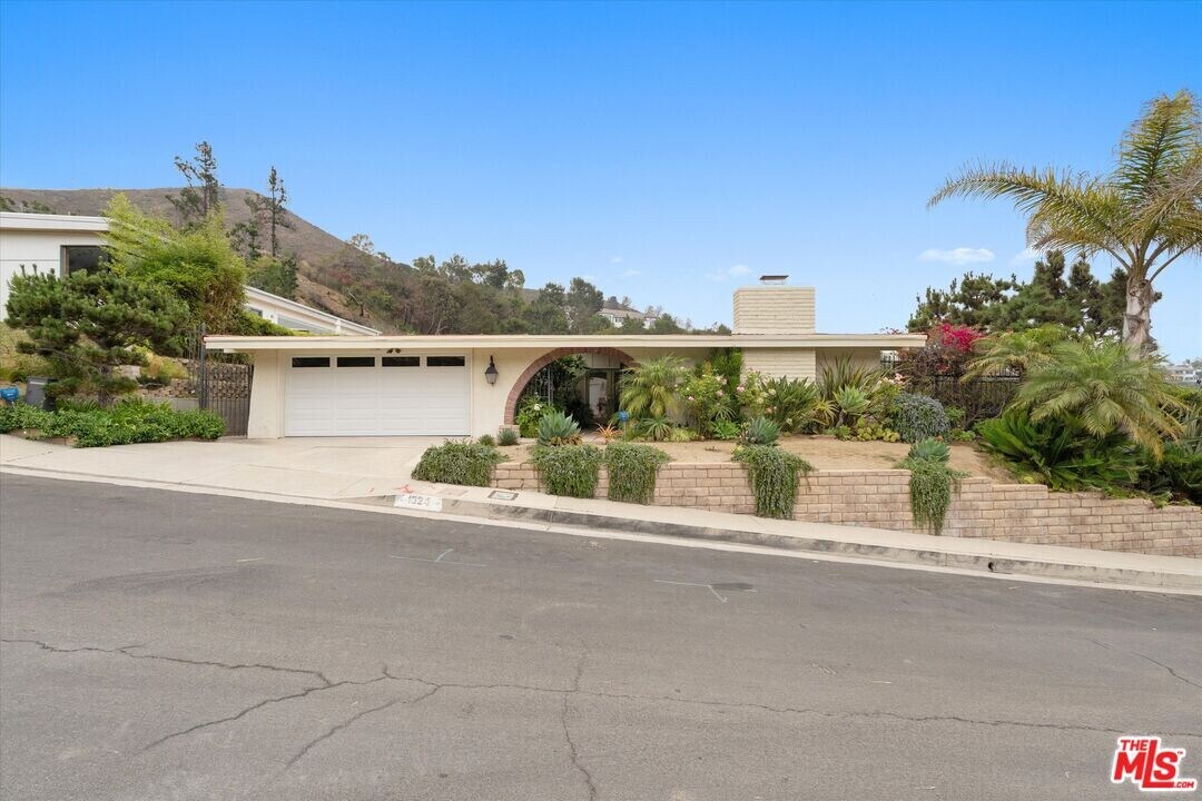 1324 El Hito Cir in Los Angeles, CA - Building Photo