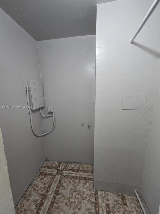 480 NE 136th St in North Miami, FL - Building Photo - Building Photo