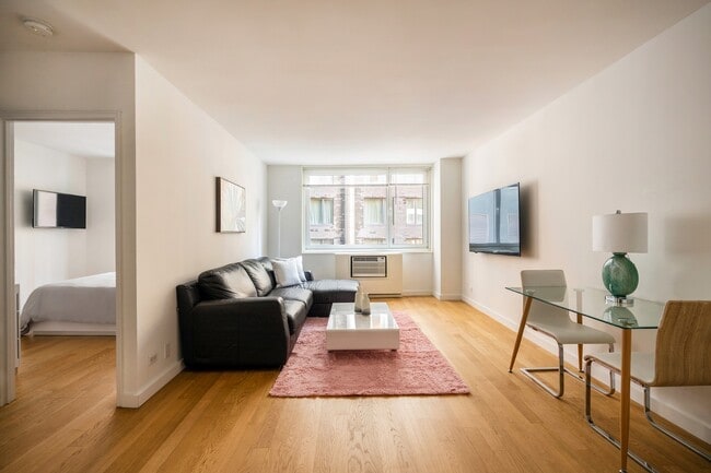 271 W 47th St in New York, NY - Building Photo - Building Photo