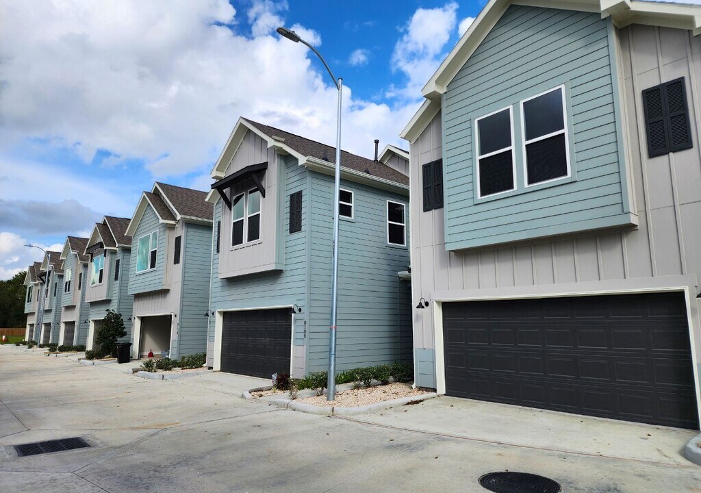 8111 Esther Acres Ln in Houston, TX - Building Photo