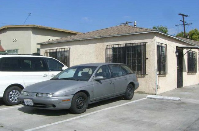 1121 E 70th St in Los Angeles, CA - Building Photo - Building Photo