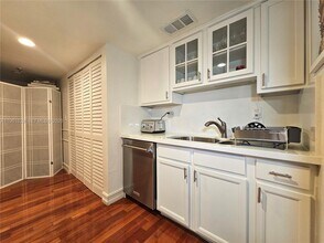 3200 Collins Ave in Miami Beach, FL - Foto de edificio - Building Photo