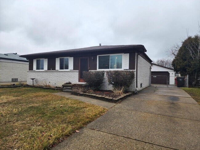 16067 Secretariat Ave in Roseville, MI - Building Photo - Building Photo