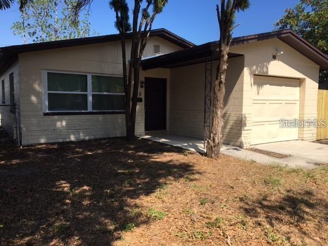 215 SW Madison Cir N in St. Petersburg, FL - Building Photo