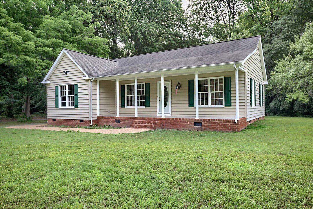 7411 Belroi Rd in Gloucester, VA - Building Photo