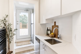 46 MacLaren in Ottawa, ON - Building Photo