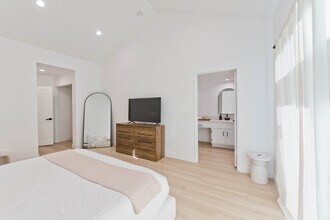 20645 Roscoe Blvd, Unit E in Winnetka, CA - Foto de edificio - Building Photo