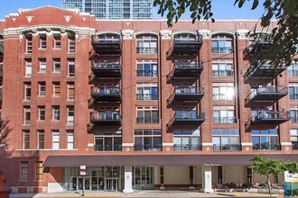 360 W Illinois St, Unit 10C in Chicago, IL - Building Photo - Building Photo