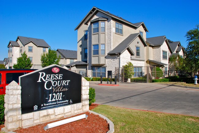 Reese Court Villas in Dallas, TX - Foto de edificio - Building Photo