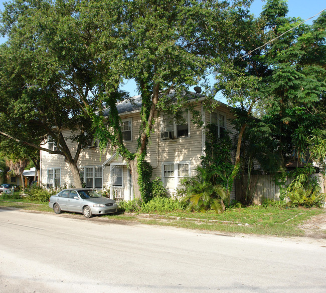 Clayton Manor in Fort Lauderdale, FL - Building Photo - Building Photo