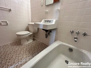 164 North Beacon St, Unit 1 in Boston, MA - Foto de edificio - Building Photo