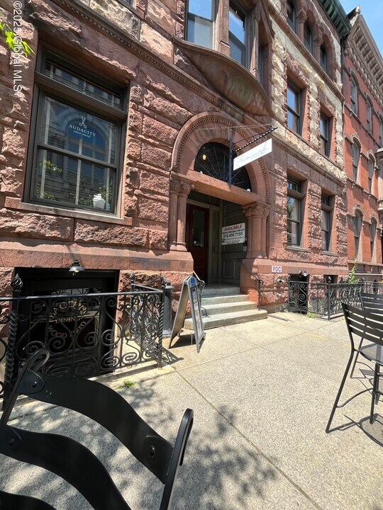 33 2nd St in Troy, NY - Building Photo