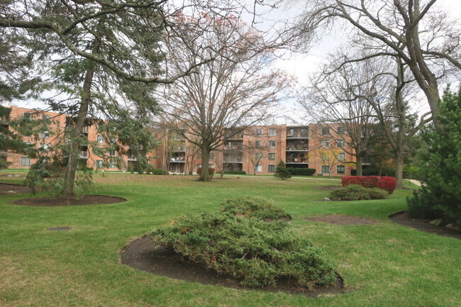 1605 E Central Rd in Arlington Heights, IL - Foto de edificio - Building Photo