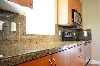 22528 NE Alder Crest Ln in Redmond, WA - Building Photo - Building Photo