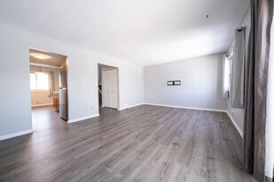 7677 Whitney Dr in Apple Valley, MN - Building Photo