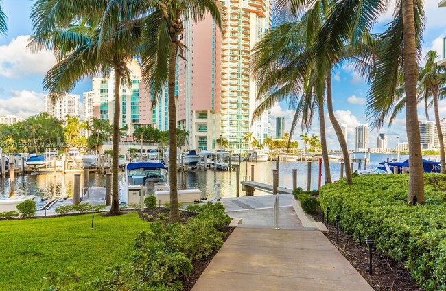 3340 NE 190th St, Unit #1002 GREAT UPDATED 3 BED in Miami, FL - Foto de edificio - Building Photo