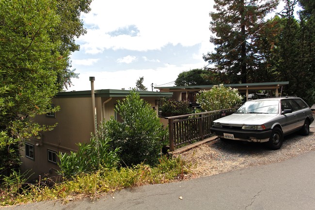 25 Manzanita Rd in Fairfax, CA - Foto de edificio - Building Photo