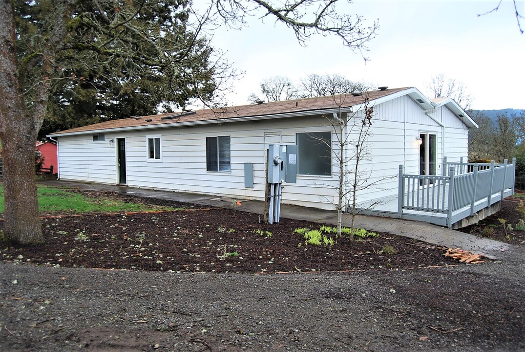 7515 Oak Spring Farm Rd in Carlton, OR - Building Photo