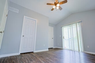 8872 Lagoon Dr in Brighton, MI - Building Photo - Building Photo