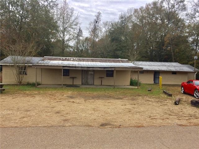 Bad Bobs Apartments Restaurant & Bar 1.0 acre in Robert, LA - Building Photo