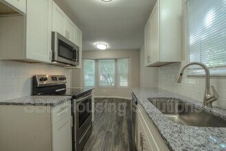 613 NE 114th Terrace in Kansas City, MO - Building Photo - Building Photo