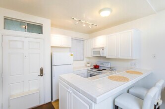 20341 Bluffside Cir, Unit #101 in Huntington Beach, CA - Foto de edificio - Building Photo