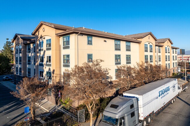 19325 Londelius St in Northridge, CA - Building Photo - Building Photo