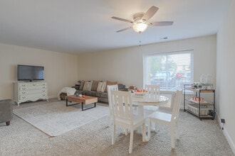 Cook Apartments at Libertyville in Libertyville, IL - Foto de edificio - Interior Photo