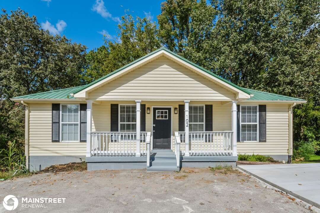 102 Fairview Cir in Ashland City, TN - Building Photo