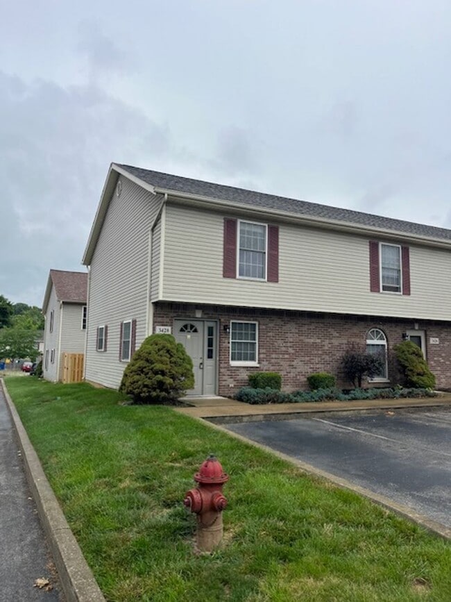 3428 S Oaklawn Cir