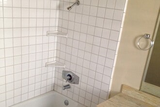 Bonnie's Garden Apartments in La Habra, CA - Foto de edificio - Building Photo