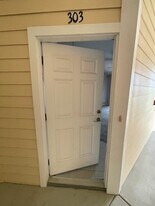 8201 Green Parrot Rd in Jacksonville, FL - Building Photo