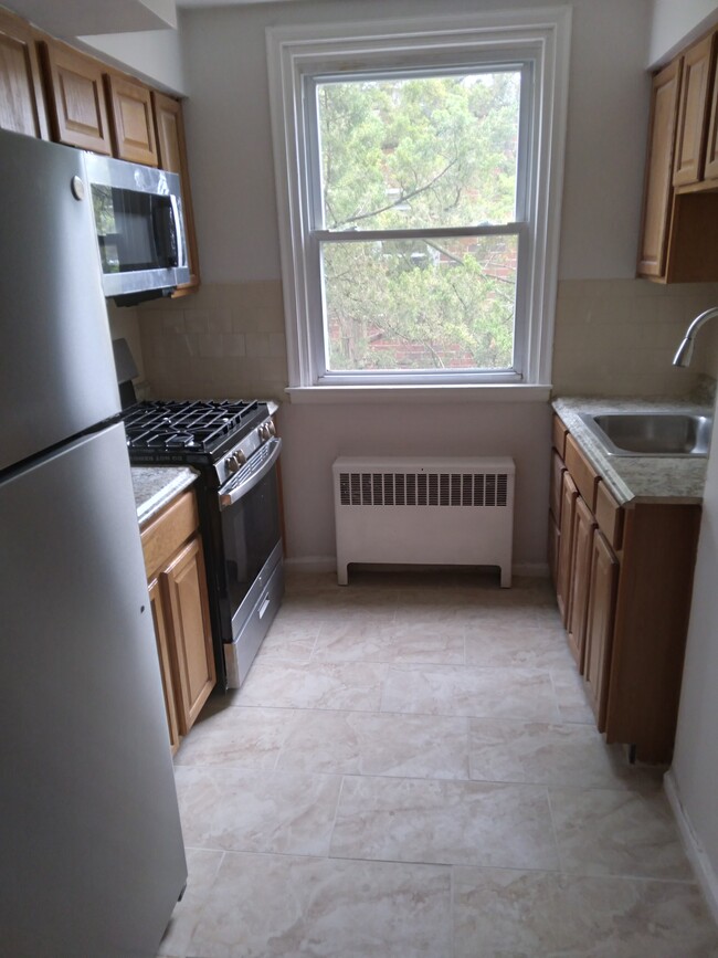 8244 Mansfield Ave, Unit B in Philadelphia, PA - Foto de edificio - Building Photo