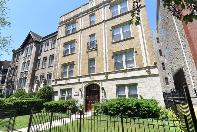 property at 640 W Wrightwood Ave